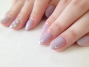 葬儀にネイルはマナー違反?